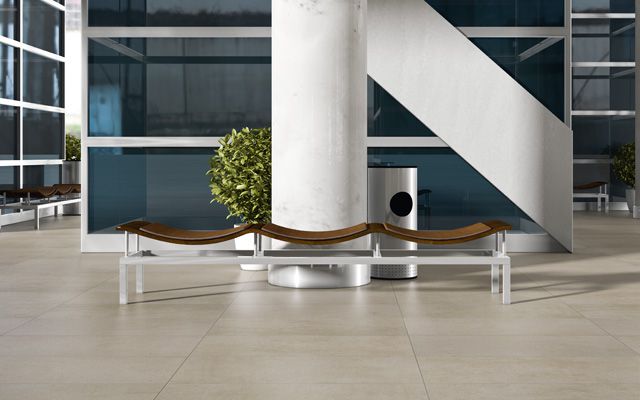 VitrA: Höchste Ansprüche an Design Empfangshalle mit Fliesenboden